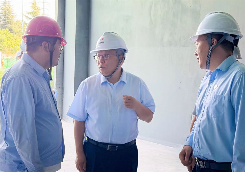 闵小建到蒲洁能化、陕焦公司开展安全（消防）环保检查及“夏送清凉”慰问活动