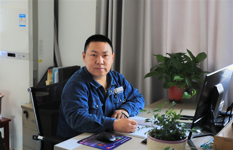 以笔为“刃” 镌刻青春奋进之花