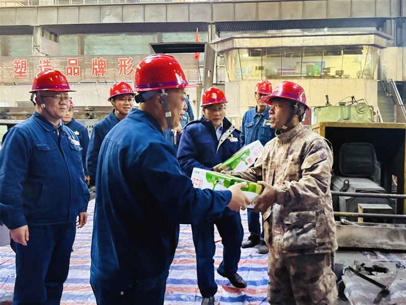 公司领导到检修现场慰问一线职工