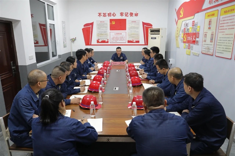 冯伟到党建联系点讲授专题党课并督导炼钢厂党委理论学习中心组学习
